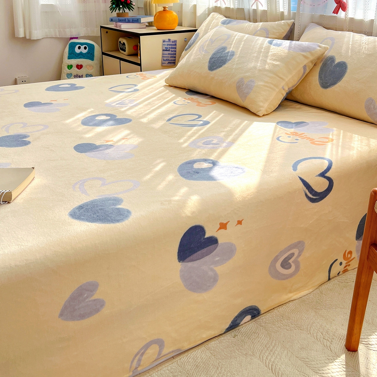 91家纺网 家纺一手货源 找家纺 水木坊 2025新款亲肤舒适牛奶绒印花单件床单 微笑爱心