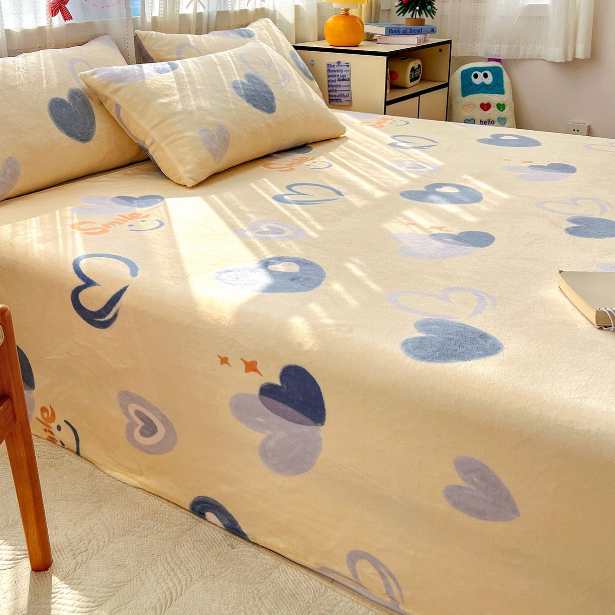 91家纺网 家纺一手货源 找家纺 水木坊 2025新款亲肤舒适牛奶绒印花单件床单 微笑爱心