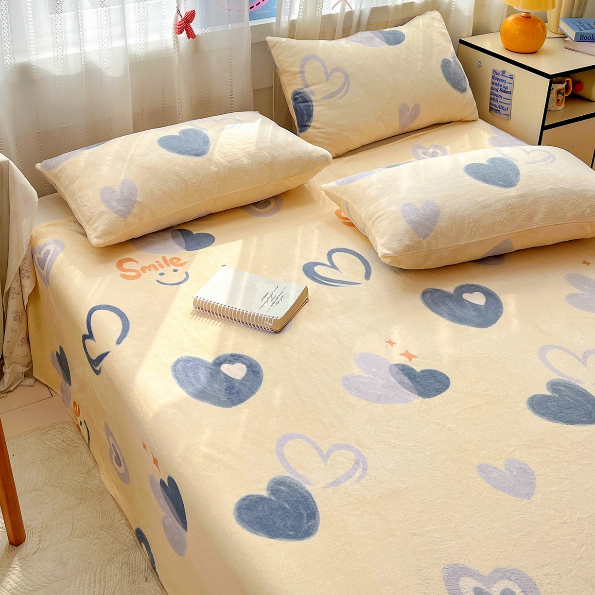 91家纺网 家纺一手货源 找家纺 水木坊 2025新款亲肤舒适牛奶绒印花单件床单 微笑爱心