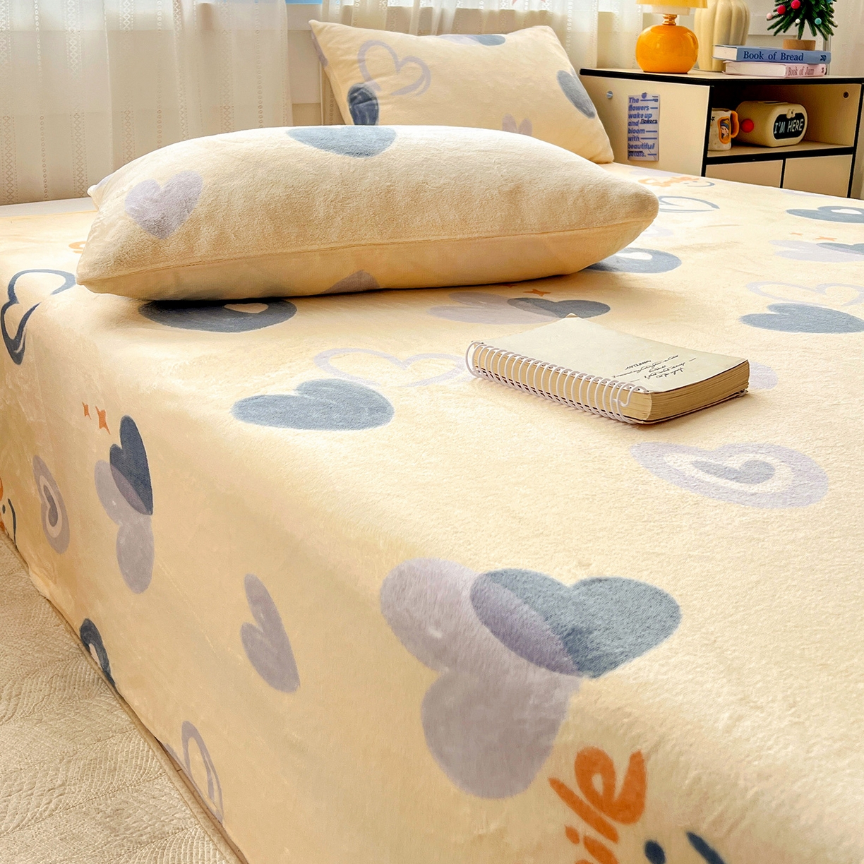 91家纺网 家纺一手货源 找家纺 水木坊 2025新款亲肤舒适牛奶绒印花单件床单 微笑爱心