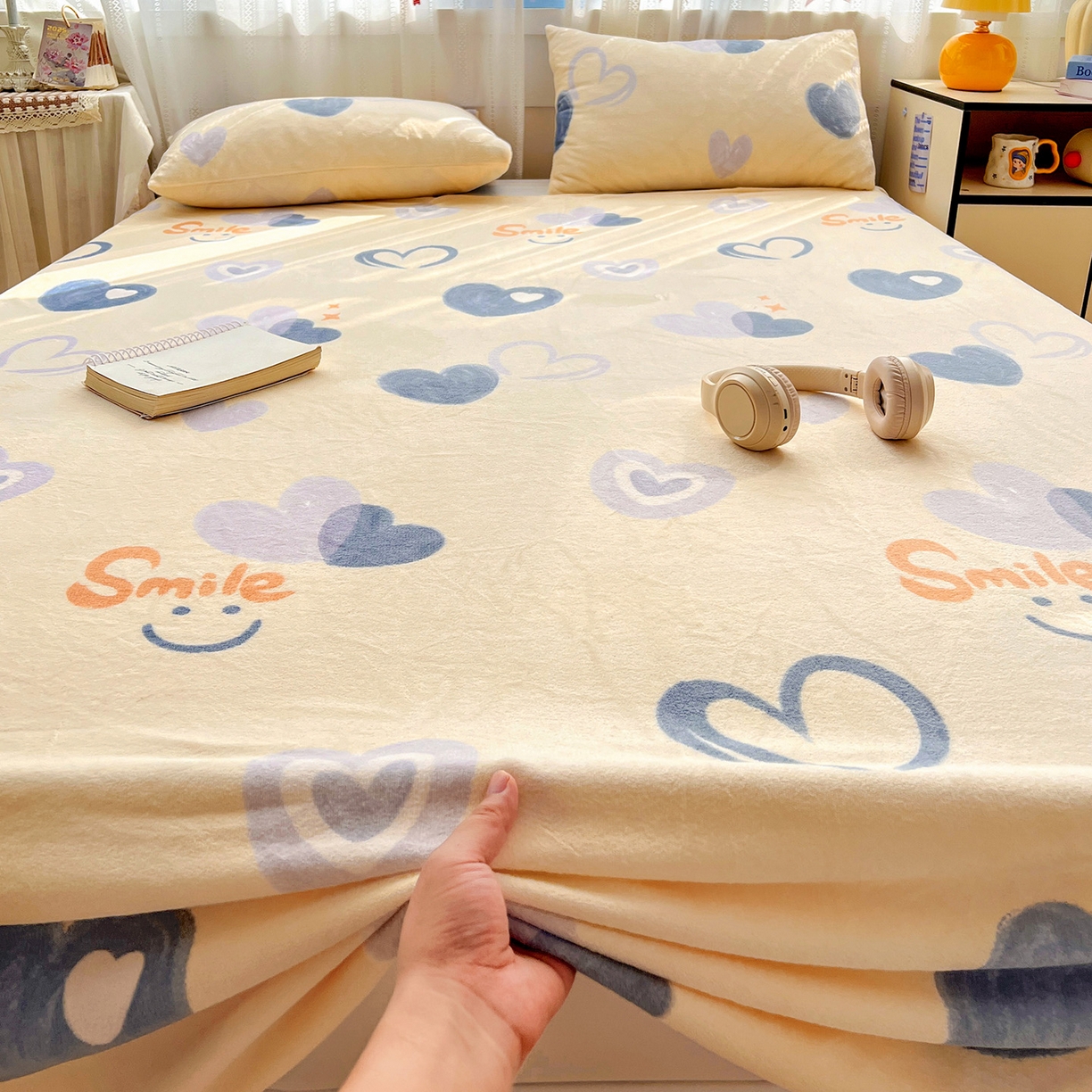 91家纺网 家纺一手货源 找家纺 水木坊 2025新款亲肤舒适牛奶绒印花单件床单 微笑爱心