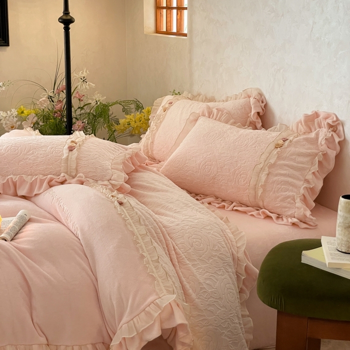 91家纺网 家纺一手货源 找家纺 （总）蓝邻家纺 2025新款牛奶绒拼花刺绣双层花边四件套-石榴花开系列