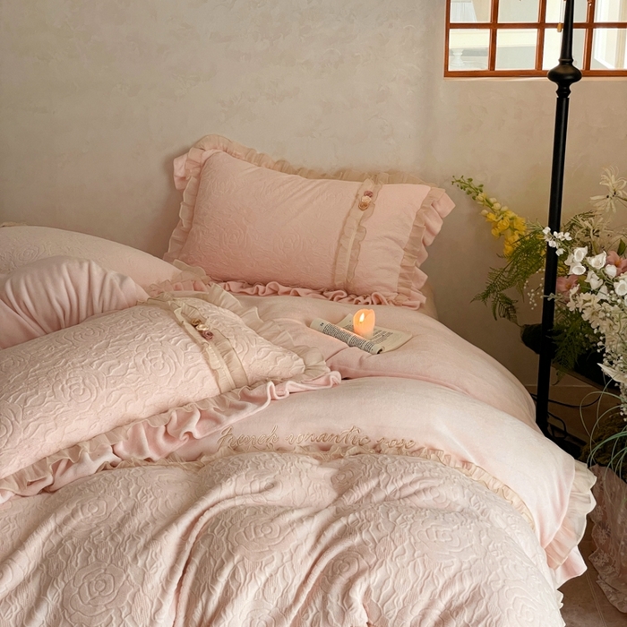 91家纺网 家纺一手货源 找家纺 （总）蓝邻家纺 2025新款牛奶绒拼花刺绣双层花边四件套-石榴花开系列