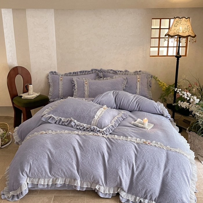 91家纺网 家纺一手货源 找家纺 （总）蓝邻家纺 2025新款牛奶绒拼花刺绣双层花边四件套-石榴花开系列