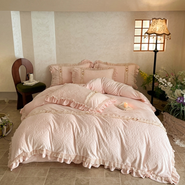 （总）蓝邻家纺 2025新款牛奶绒拼花刺绣双层花边四件套-石榴花开系列