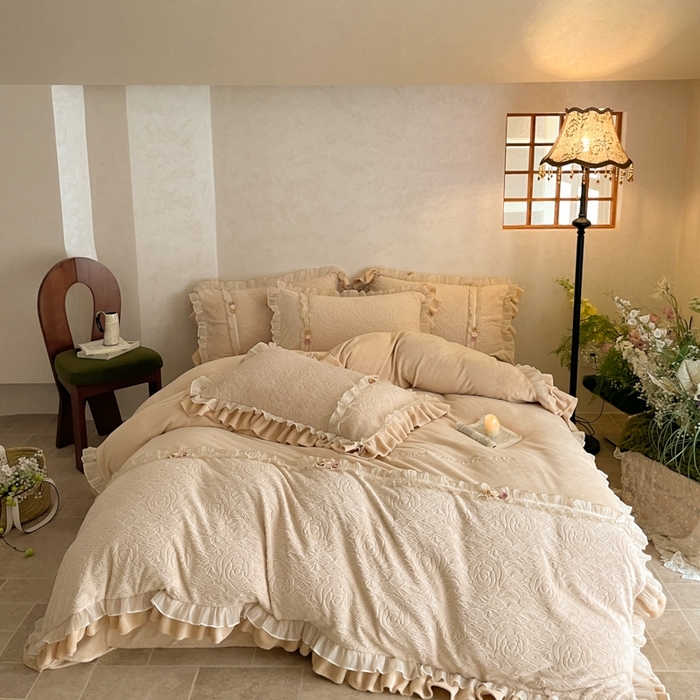 91家纺网 家纺一手货源 找家纺 （总）蓝邻家纺 2025新款牛奶绒拼花刺绣双层花边四件套-石榴花开系列