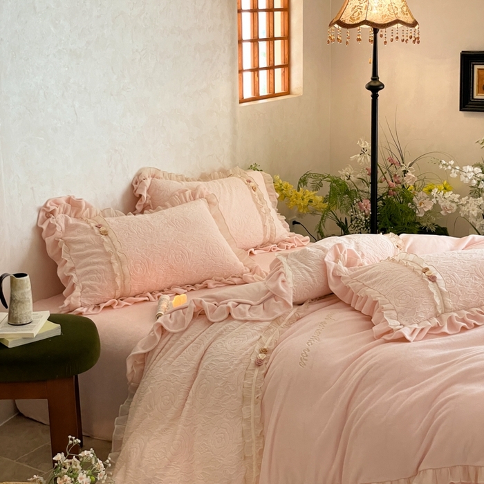 91家纺网 家纺一手货源 找家纺 （总）蓝邻家纺 2025新款牛奶绒拼花刺绣双层花边四件套-石榴花开系列