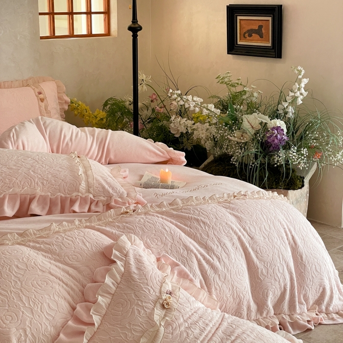 91家纺网 家纺一手货源 找家纺 （总）蓝邻家纺 2025新款牛奶绒拼花刺绣双层花边四件套-石榴花开系列