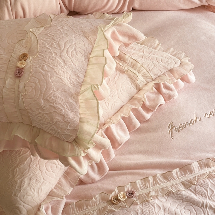 91家纺网 家纺一手货源 找家纺 （总）蓝邻家纺 2025新款牛奶绒拼花刺绣双层花边四件套-石榴花开系列