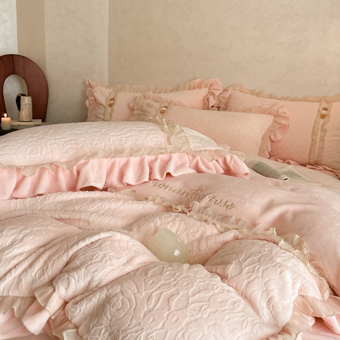 91家纺网 家纺一手货源 找家纺 （总）蓝邻家纺 2025新款牛奶绒拼花刺绣双层花边四件套-石榴花开系列