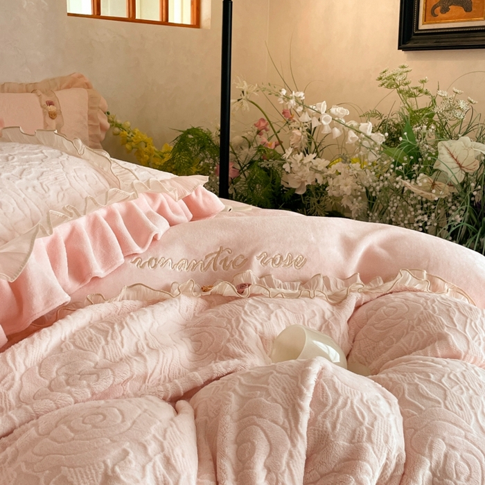 91家纺网 家纺一手货源 找家纺 （总）蓝邻家纺 2025新款牛奶绒拼花刺绣双层花边四件套-石榴花开系列