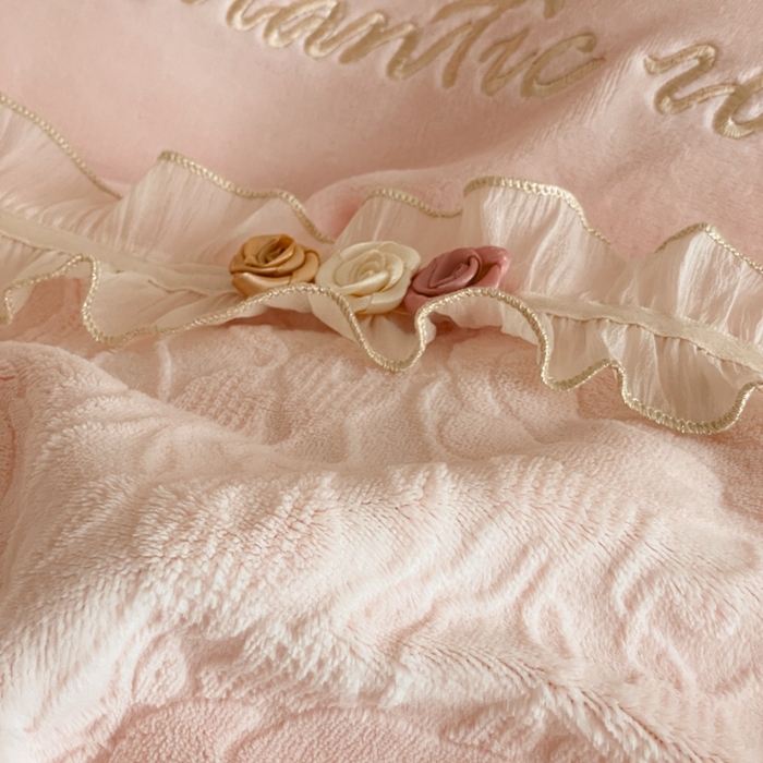 91家纺网 家纺一手货源 找家纺 （总）蓝邻家纺 2025新款牛奶绒拼花刺绣双层花边四件套-石榴花开系列