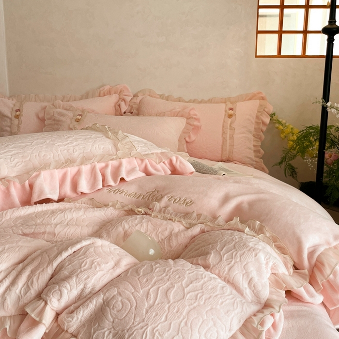 91家纺网 家纺一手货源 找家纺 （总）蓝邻家纺 2025新款牛奶绒拼花刺绣双层花边四件套-石榴花开系列