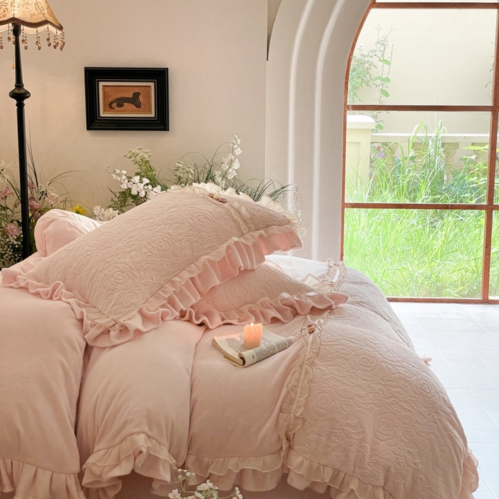 91家纺网 家纺一手货源 找家纺 （总）蓝邻家纺 2025新款牛奶绒拼花刺绣双层花边四件套-石榴花开系列