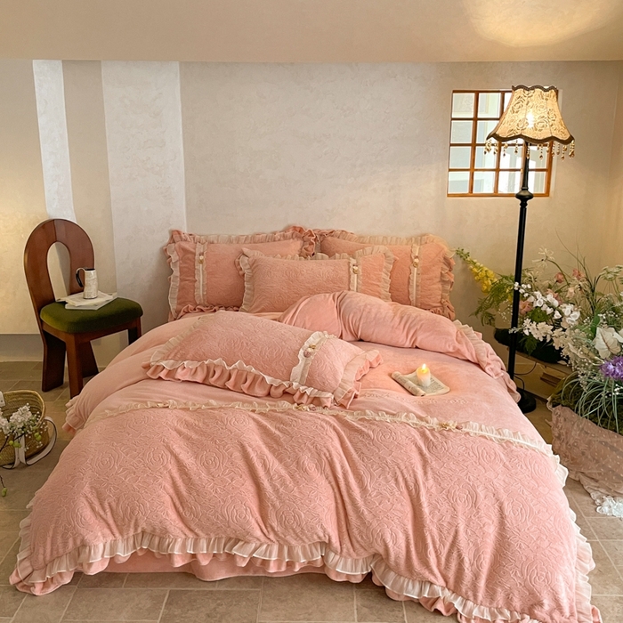 91家纺网 家纺一手货源 找家纺 （总）蓝邻家纺 2025新款牛奶绒拼花刺绣双层花边四件套-石榴花开系列