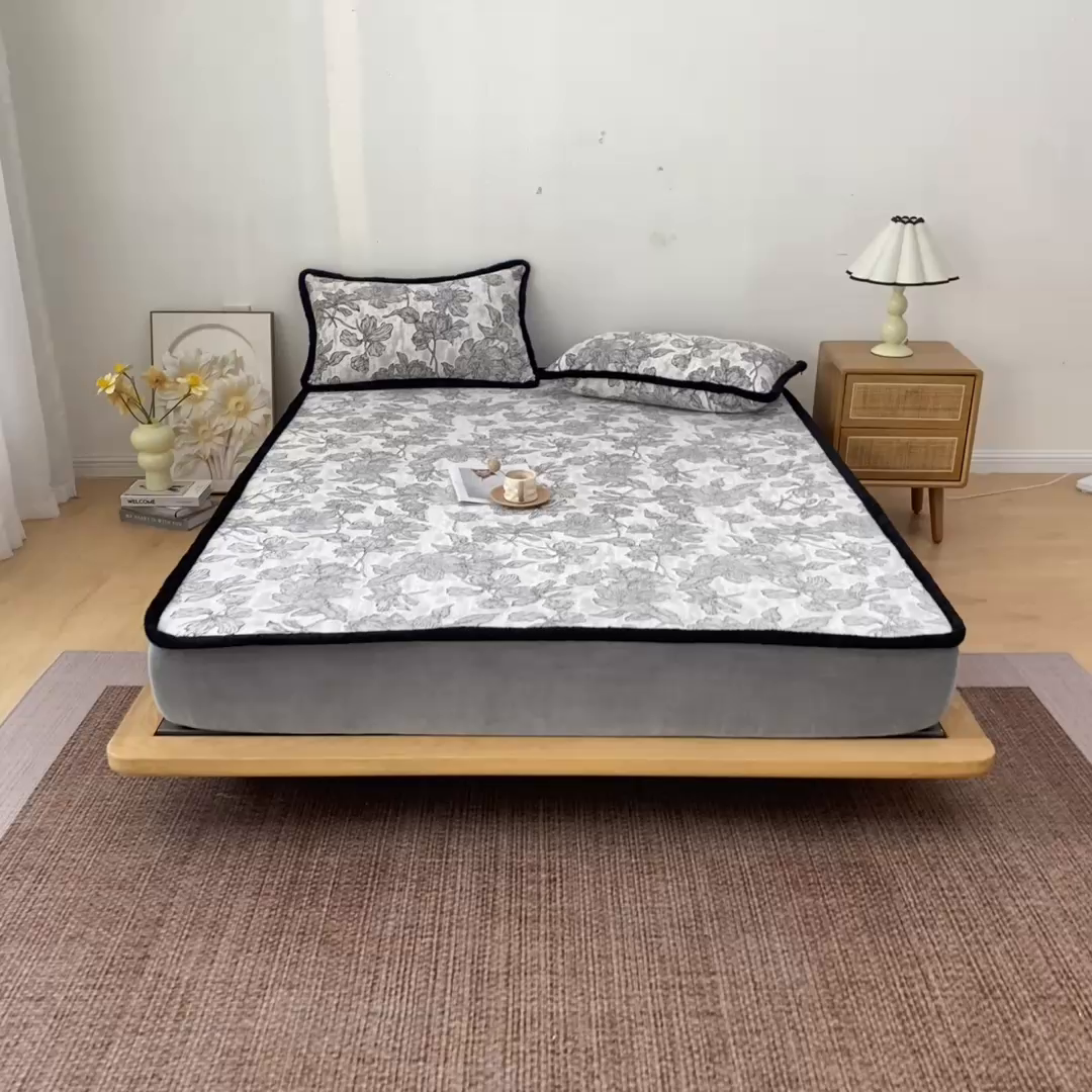 91家纺网 家纺一手货源 找家纺 吾秀家居 2025新款高克重雕花牛奶绒单床笠床笠单件 木瑾