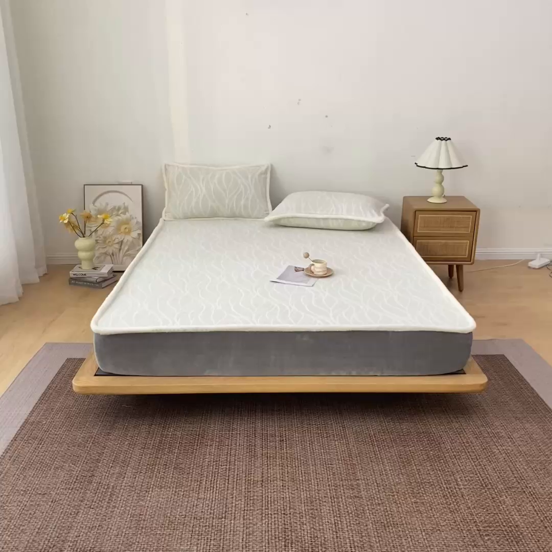 91家纺网 家纺一手货源 找家纺 吾秀家居 2025新款高克重雕花牛奶绒单床笠床笠单件 曲线