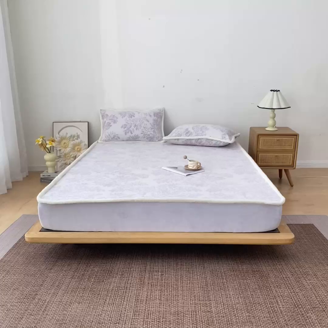 91家纺网 家纺一手货源 找家纺 吾秀家居 2025新款高克重雕花牛奶绒单床笠床笠单件 馨月