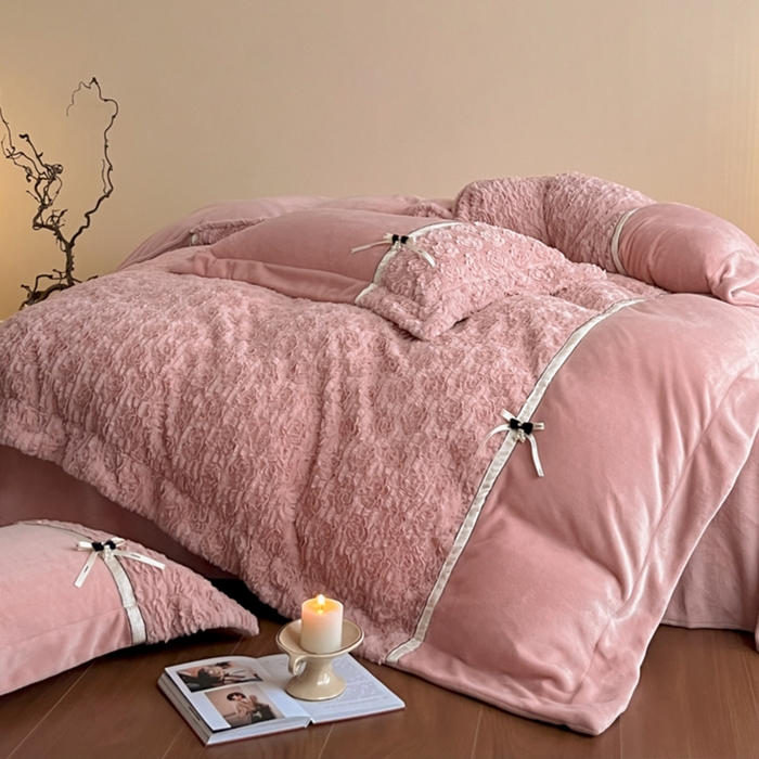 91家纺网 家纺一手货源 找家纺 （总）蓝邻家纺 2025新款提花兔绒双拼织带款四件套-微语系列