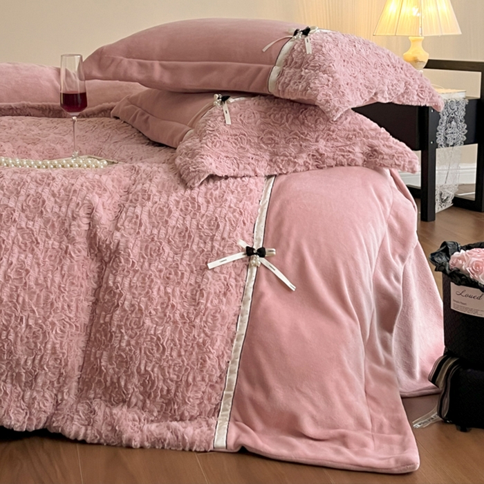 91家纺网 家纺一手货源 找家纺 （总）蓝邻家纺 2025新款提花兔绒双拼织带款四件套-微语系列