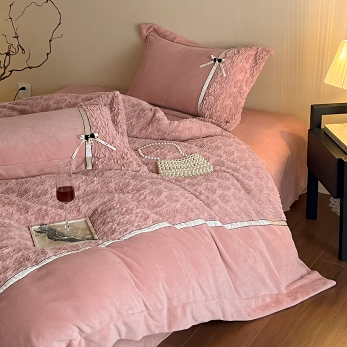 91家纺网 家纺一手货源 找家纺 （总）蓝邻家纺 2025新款提花兔绒双拼织带款四件套-微语系列