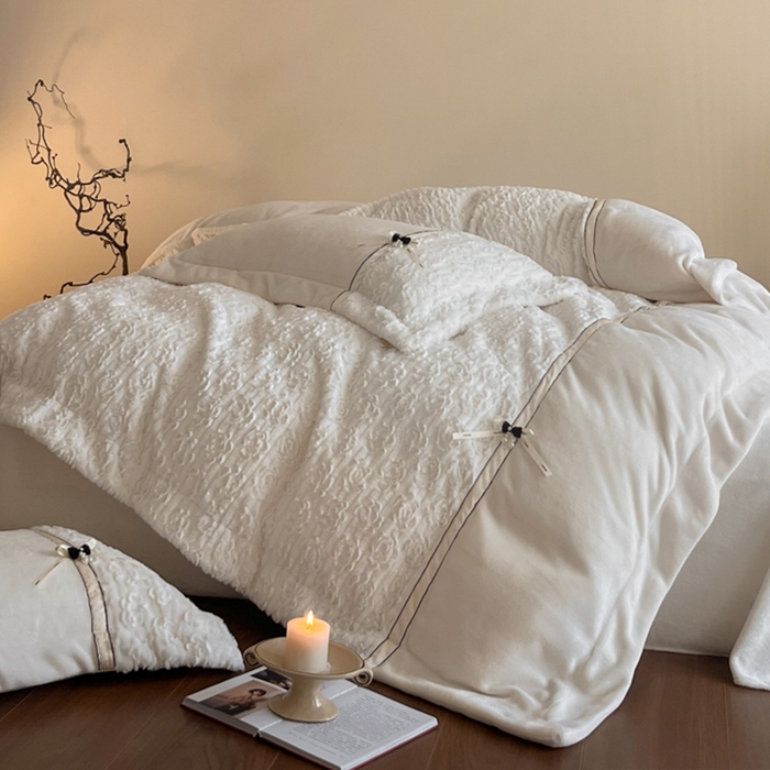 91家纺网 家纺一手货源 找家纺 蓝邻家纺 2025新款提花兔绒双拼织带款四件套-微语系列 微语-米白