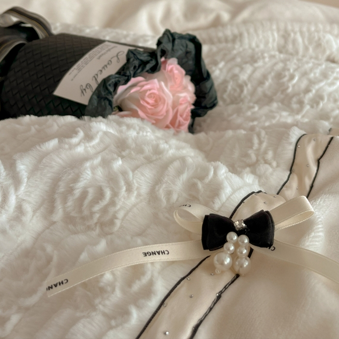 91家纺网 家纺一手货源 找家纺 蓝邻家纺 2025新款提花兔绒双拼织带款四件套-微语系列 微语-米白