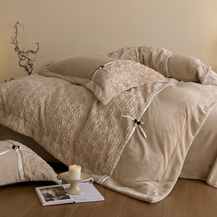 91家纺网 家纺一手货源 找家纺 蓝邻家纺 2025新款提花兔绒双拼织带款四件套-微语系列 微语-褐色