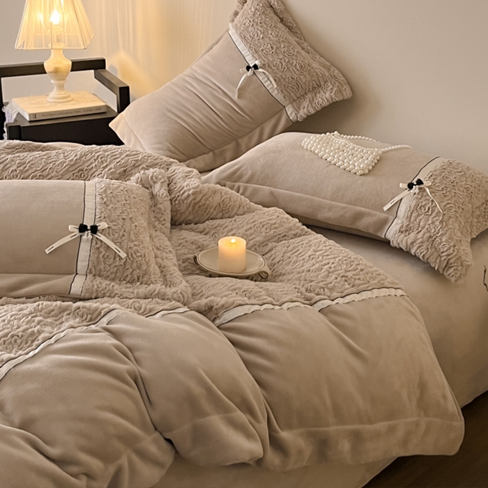 91家纺网 家纺一手货源 找家纺 蓝邻家纺 2025新款提花兔绒双拼织带款四件套-微语系列 微语-褐色