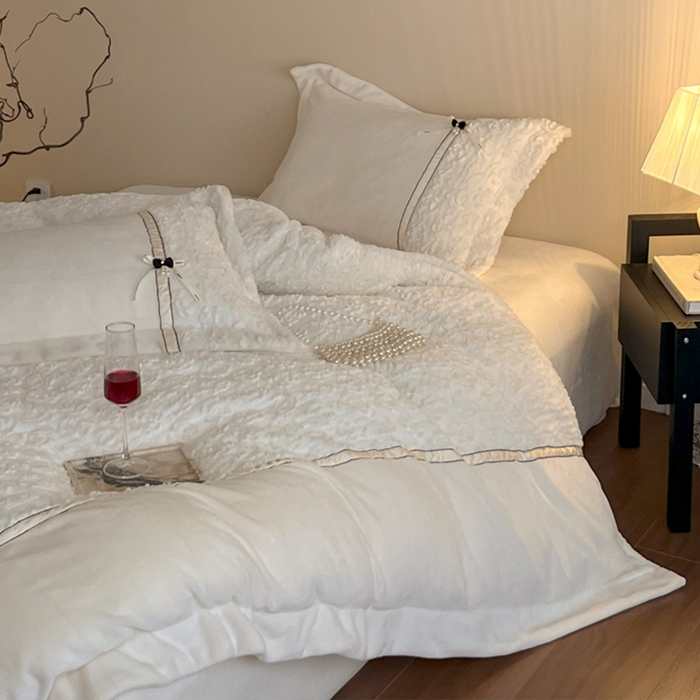 91家纺网 家纺一手货源 找家纺 蓝邻家纺 2025新款提花兔绒双拼织带款四件套-微语系列 微语-米白