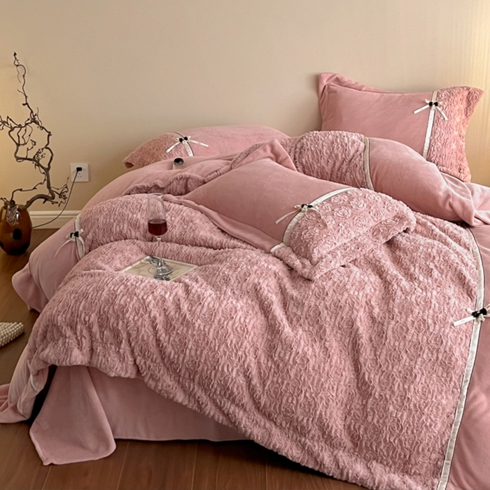 91家纺网 家纺一手货源 找家纺 （总）蓝邻家纺 2025新款提花兔绒双拼织带款四件套-微语系列