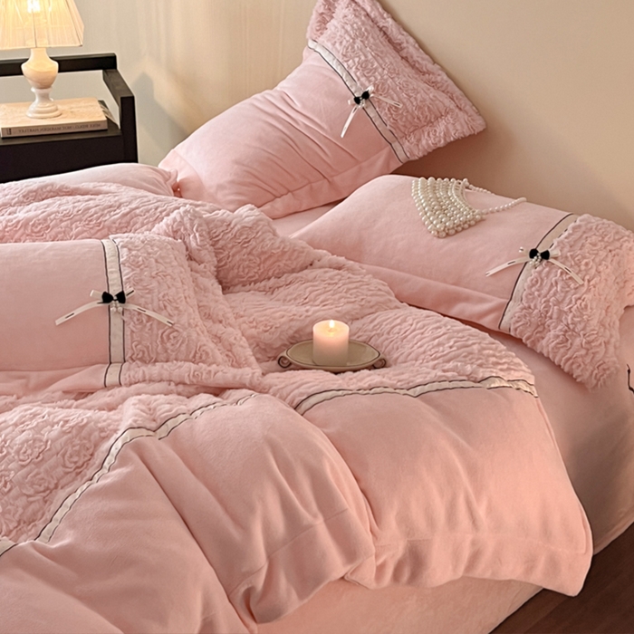 91家纺网 家纺一手货源 找家纺 蓝邻家纺 2025新款提花兔绒双拼织带款四件套-微语系列 微语-玉色