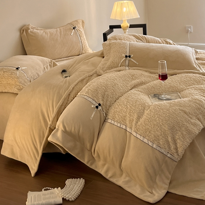 91家纺网 家纺一手货源 找家纺 蓝邻家纺 2025新款提花兔绒双拼织带款四件套-微语系列 微语-卡其