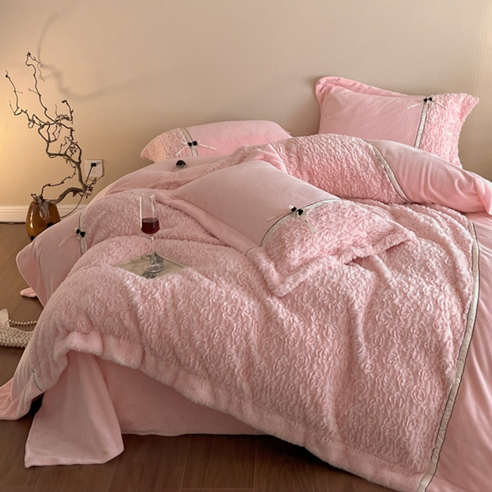 91家纺网 家纺一手货源 找家纺 蓝邻家纺 2025新款提花兔绒双拼织带款四件套-微语系列 微语-玉色