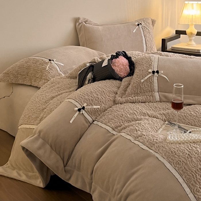 91家纺网 家纺一手货源 找家纺 蓝邻家纺 2025新款提花兔绒双拼织带款四件套-微语系列 微语-褐色