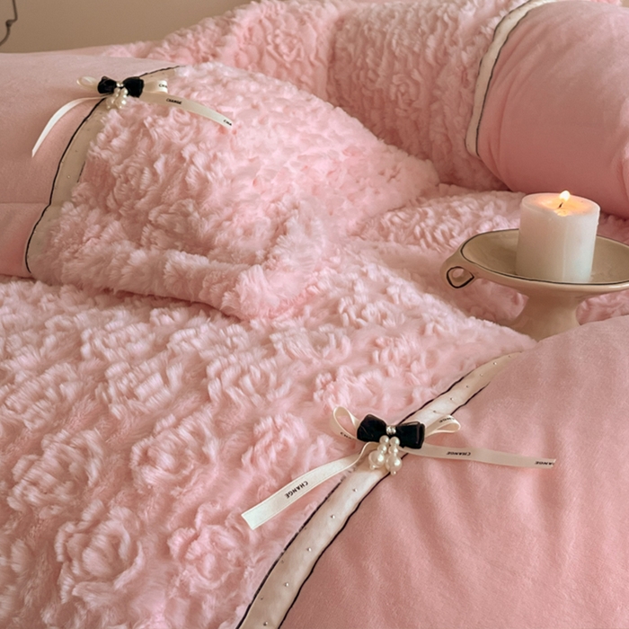 91家纺网 家纺一手货源 找家纺 蓝邻家纺 2025新款提花兔绒双拼织带款四件套-微语系列 微语-玉色