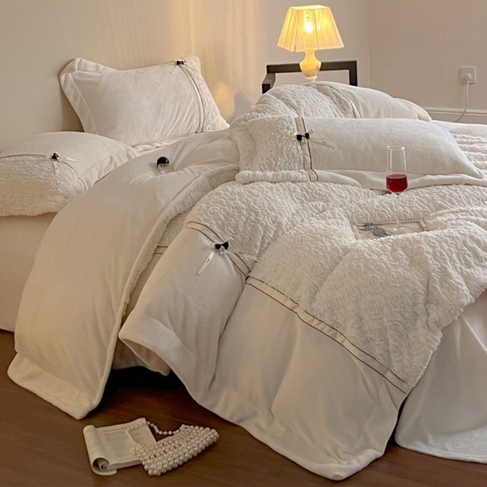 91家纺网 家纺一手货源 找家纺 蓝邻家纺 2025新款提花兔绒双拼织带款四件套-微语系列 微语-米白