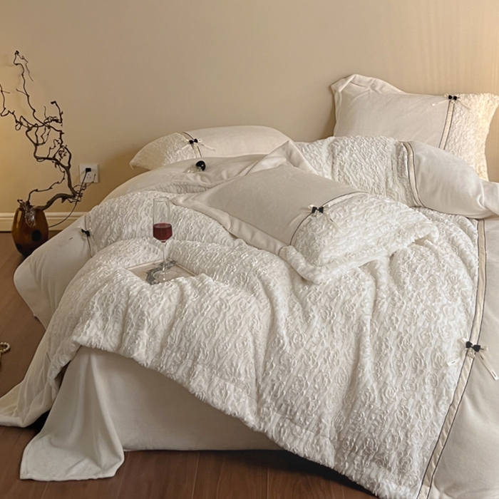 91家纺网 家纺一手货源 找家纺 蓝邻家纺 2025新款提花兔绒双拼织带款四件套-微语系列 微语-米白