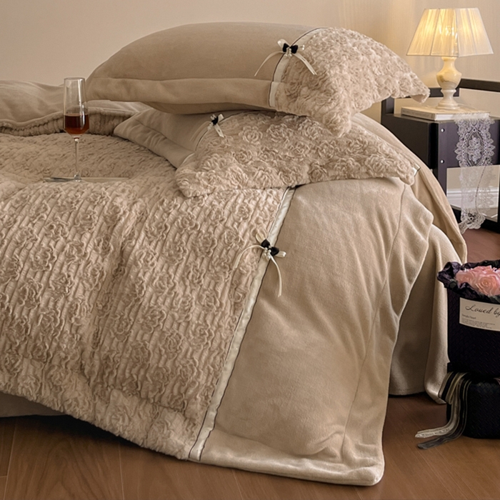 91家纺网 家纺一手货源 找家纺 蓝邻家纺 2025新款提花兔绒双拼织带款四件套-微语系列 微语-褐色