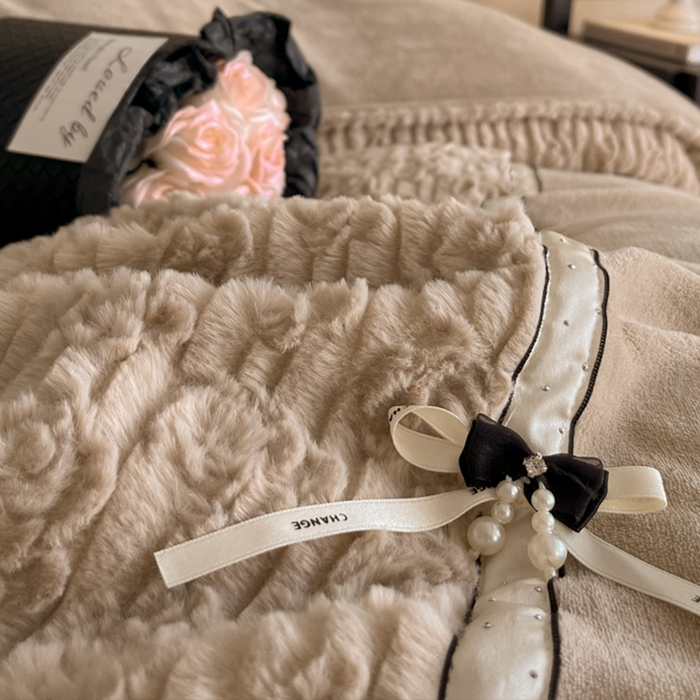 91家纺网 家纺一手货源 找家纺 蓝邻家纺 2025新款提花兔绒双拼织带款四件套-微语系列 微语-褐色