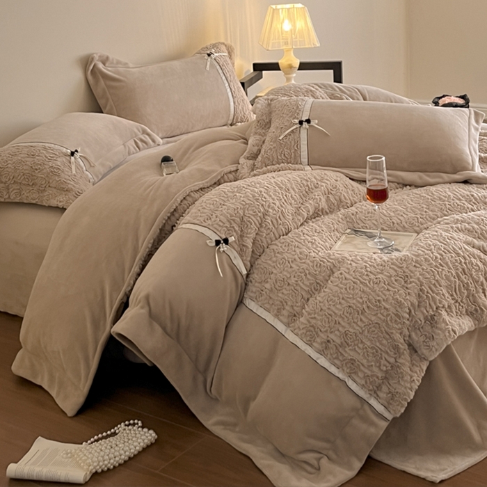 91家纺网 家纺一手货源 找家纺 蓝邻家纺 2025新款提花兔绒双拼织带款四件套-微语系列 微语-褐色