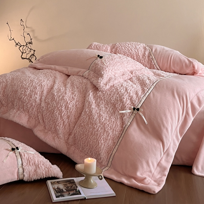 91家纺网 家纺一手货源 找家纺 蓝邻家纺 2025新款提花兔绒双拼织带款四件套-微语系列 微语-玉色