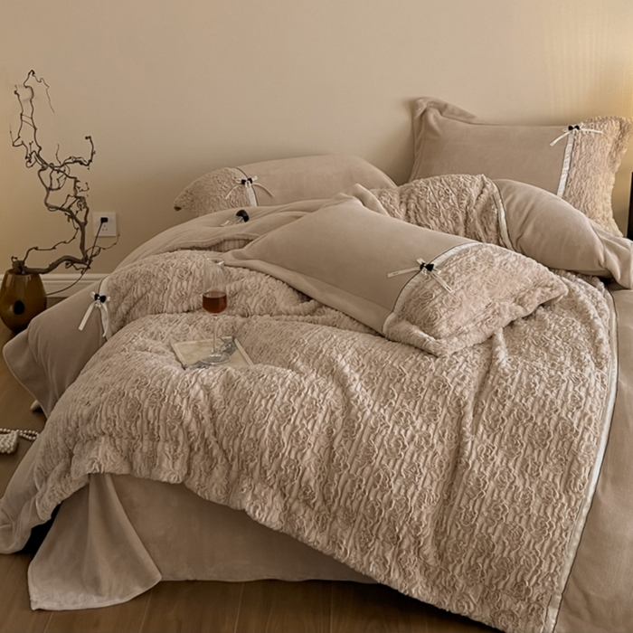 91家纺网 家纺一手货源 找家纺 蓝邻家纺 2025新款提花兔绒双拼织带款四件套-微语系列 微语-褐色