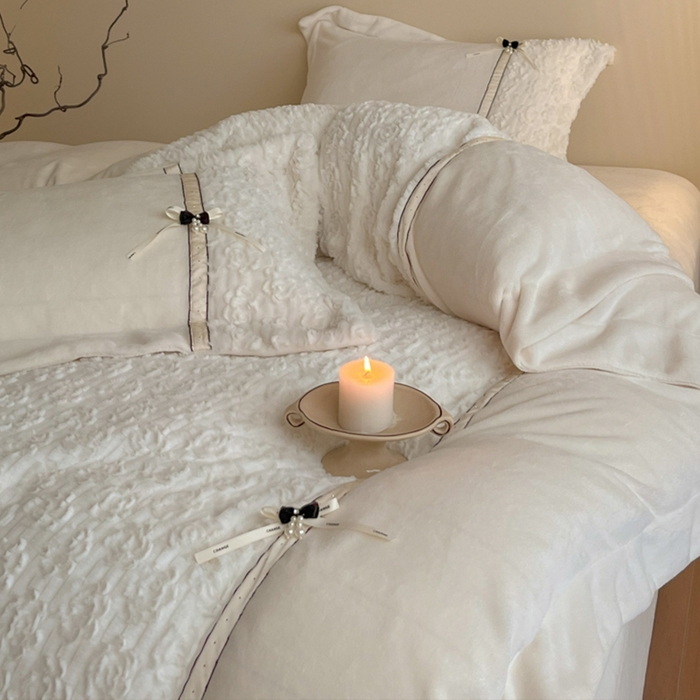 91家纺网 家纺一手货源 找家纺 蓝邻家纺 2025新款提花兔绒双拼织带款四件套-微语系列 微语-米白