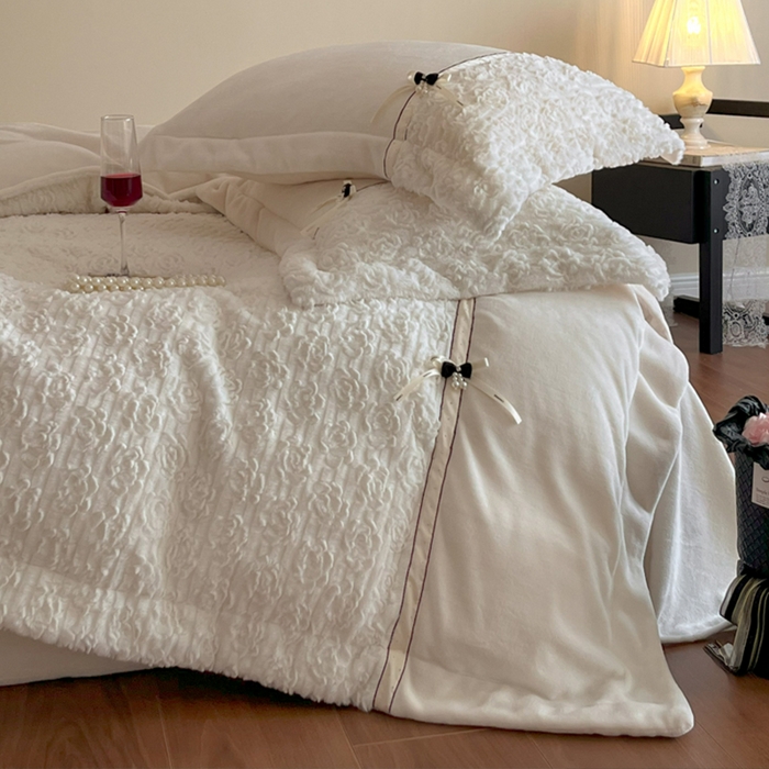 91家纺网 家纺一手货源 找家纺 蓝邻家纺 2025新款提花兔绒双拼织带款四件套-微语系列 微语-米白