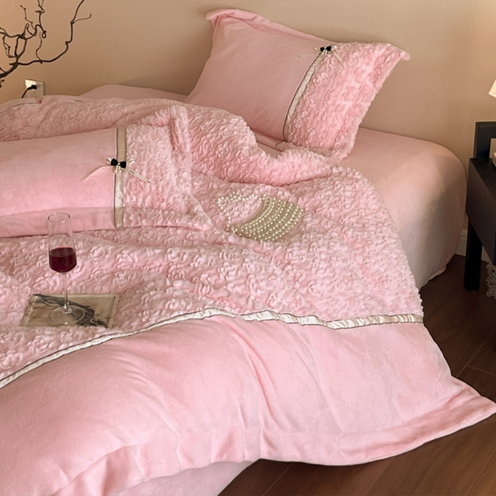 91家纺网 家纺一手货源 找家纺 蓝邻家纺 2025新款提花兔绒双拼织带款四件套-微语系列 微语-玉色