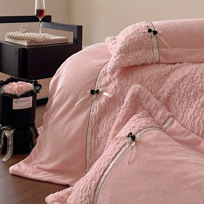 91家纺网 家纺一手货源 找家纺 蓝邻家纺 2025新款提花兔绒双拼织带款四件套-微语系列 微语-玉色