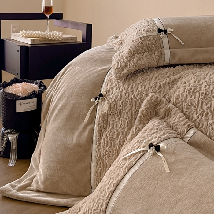 91家纺网 家纺一手货源 找家纺 蓝邻家纺 2025新款提花兔绒双拼织带款四件套-微语系列 微语-褐色