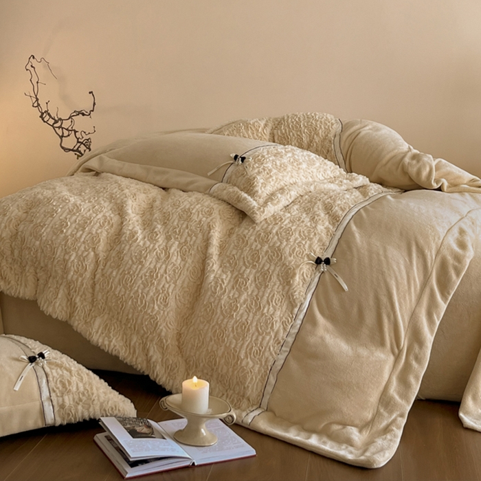 91家纺网 家纺一手货源 找家纺 蓝邻家纺 2025新款提花兔绒双拼织带款四件套-微语系列 微语-卡其