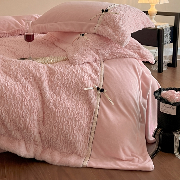 91家纺网 家纺一手货源 找家纺 蓝邻家纺 2025新款提花兔绒双拼织带款四件套-微语系列 微语-玉色